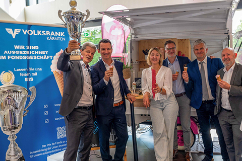 „Eislisl“ Lisa Wunder mit Dir. Heinz Strohmayer, Leiter Vertriebsmanagement, und den Filialleitern Günter Hinterlassnig, René Ritzer, Thomas Eder sowie Wolfgang Kreuter 