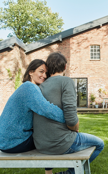 Ein Pärchen freut sich über den Einzug ins neue Haus