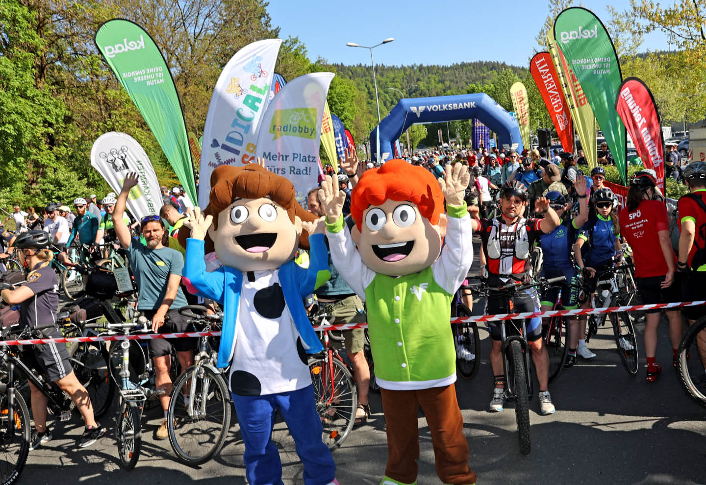 Unsere Maskottchen Klara und Anton mit tausenden Radlern beim Start