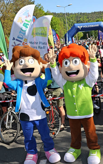 Klara und Anton mit tausenden Sportbegeisterten