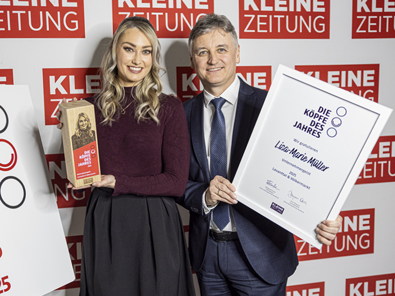 Bereichsdirektor Robert Gojkovic mit Lisa-Marie Müller