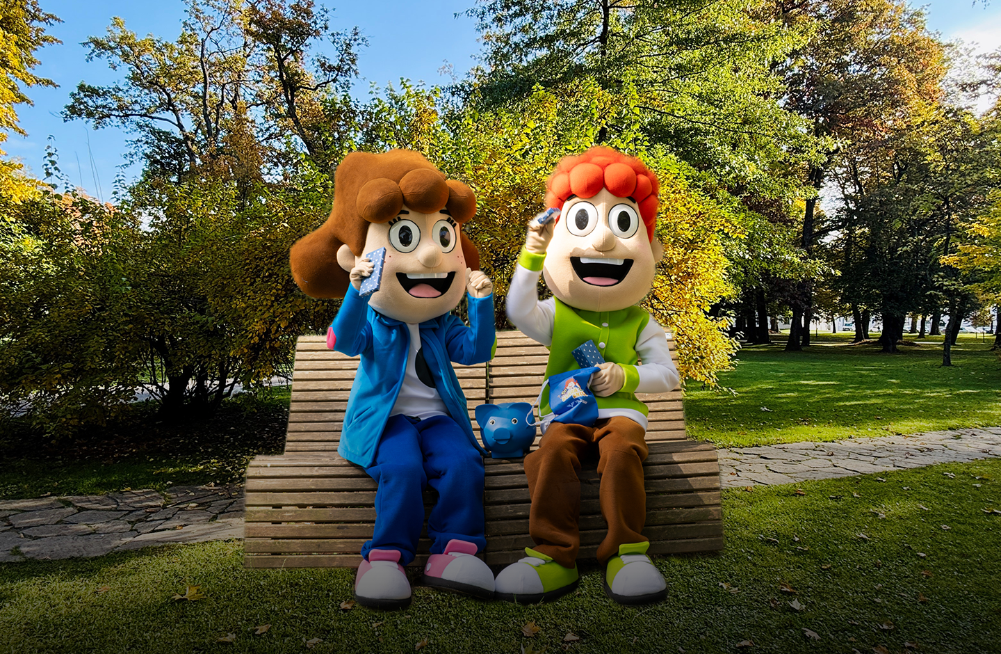 Die Volksbank-Maskottchen Klara & Anton feiern den Weltspartag