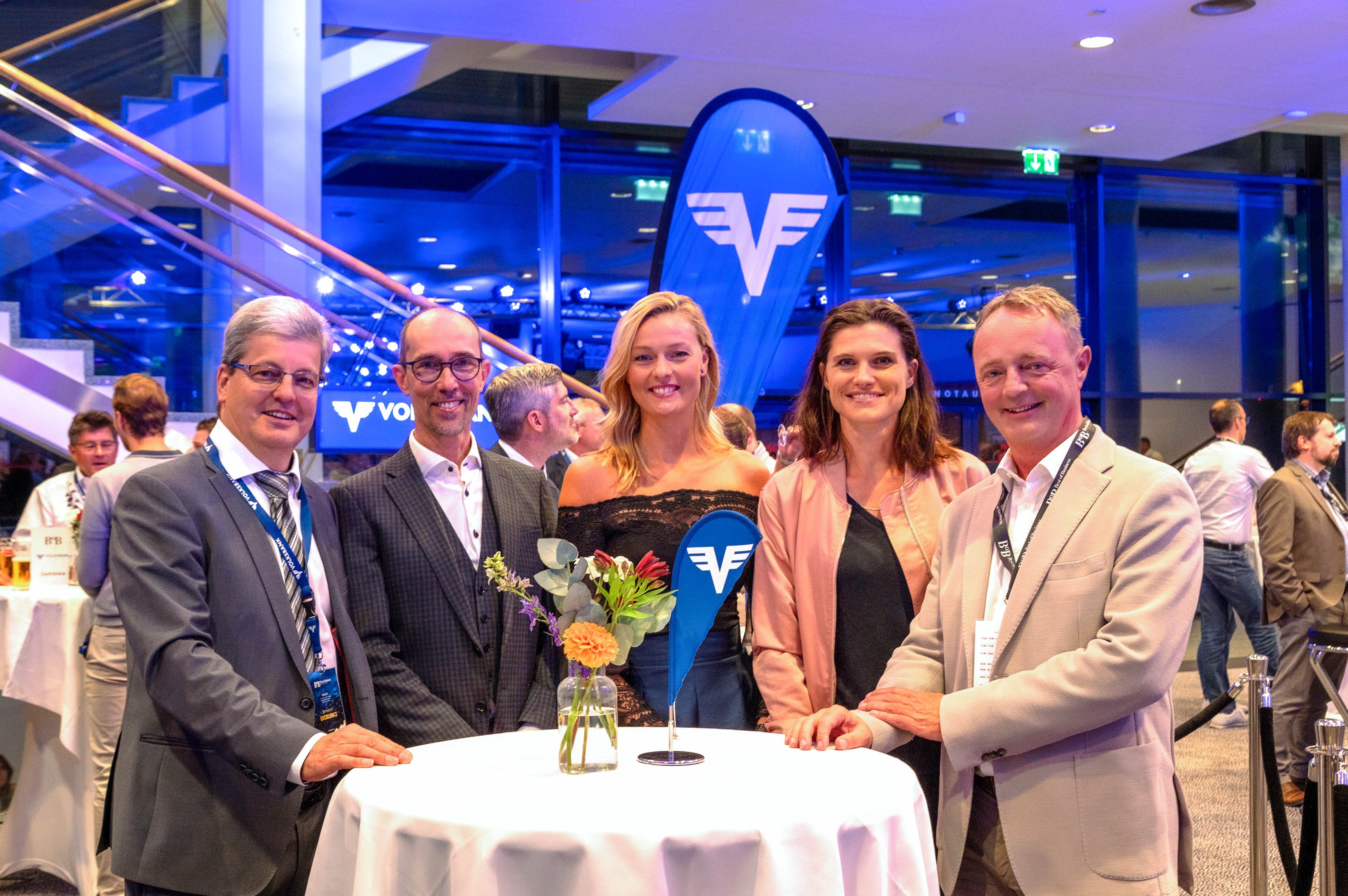 Dir. Heinz Strohmayer, Leiter Vertriebsmanagement in der Volksbank Kärnten mit den Speakern Dr. Bernd Hufnagel, Miriam Höller und Dr. Léa Steinacker sowie Mag. Gerd Bacher, Gründer und Veranstalter von Best of Business