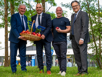 Die Volksbank-Vorstände Alfred Holzer und Johannes Jelenik, Marcus Lauk, Aufsichtsrat-Vorsitzender Wilfried Aichinger