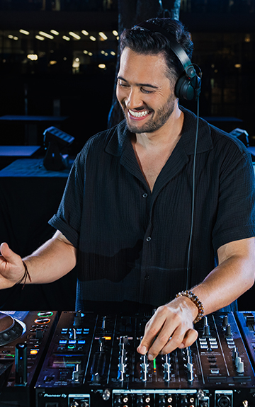 Junger Mann legt als DJ auf