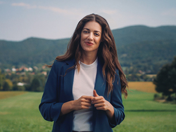 Junge Frau mit grüner Landschaft im Hintergrund